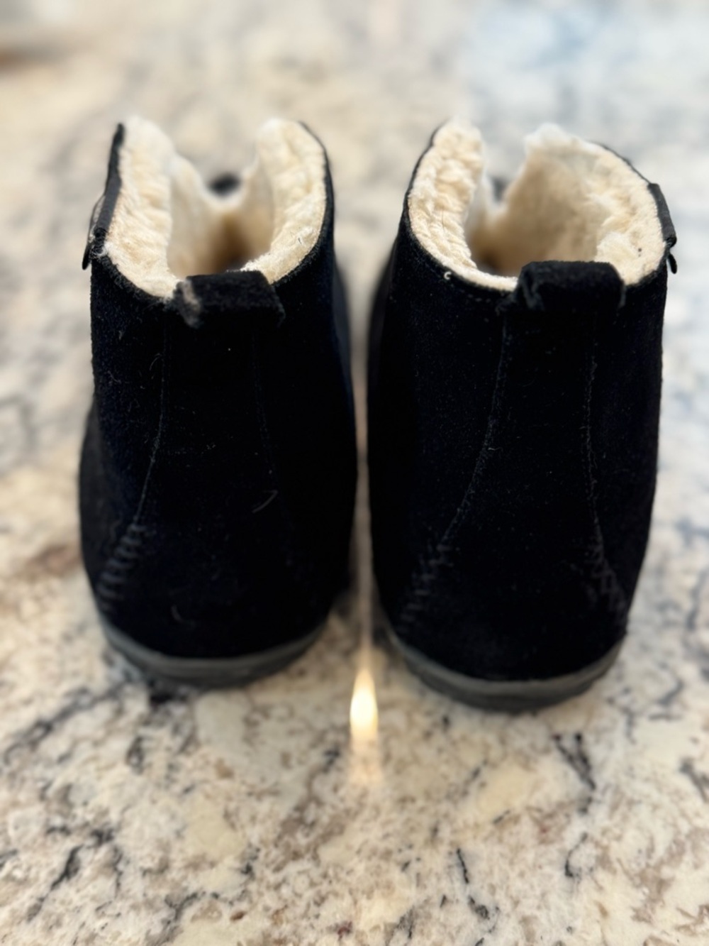 Minnetonka Black Leather Ankle Boots Faux Fur Lined Cozy Slip-On Size 11 - Picture 5 of 7